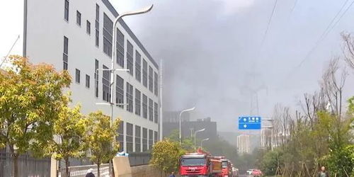 濃煙滾滾 昆明一廠房突發火情，頂播科技公司緊急應對